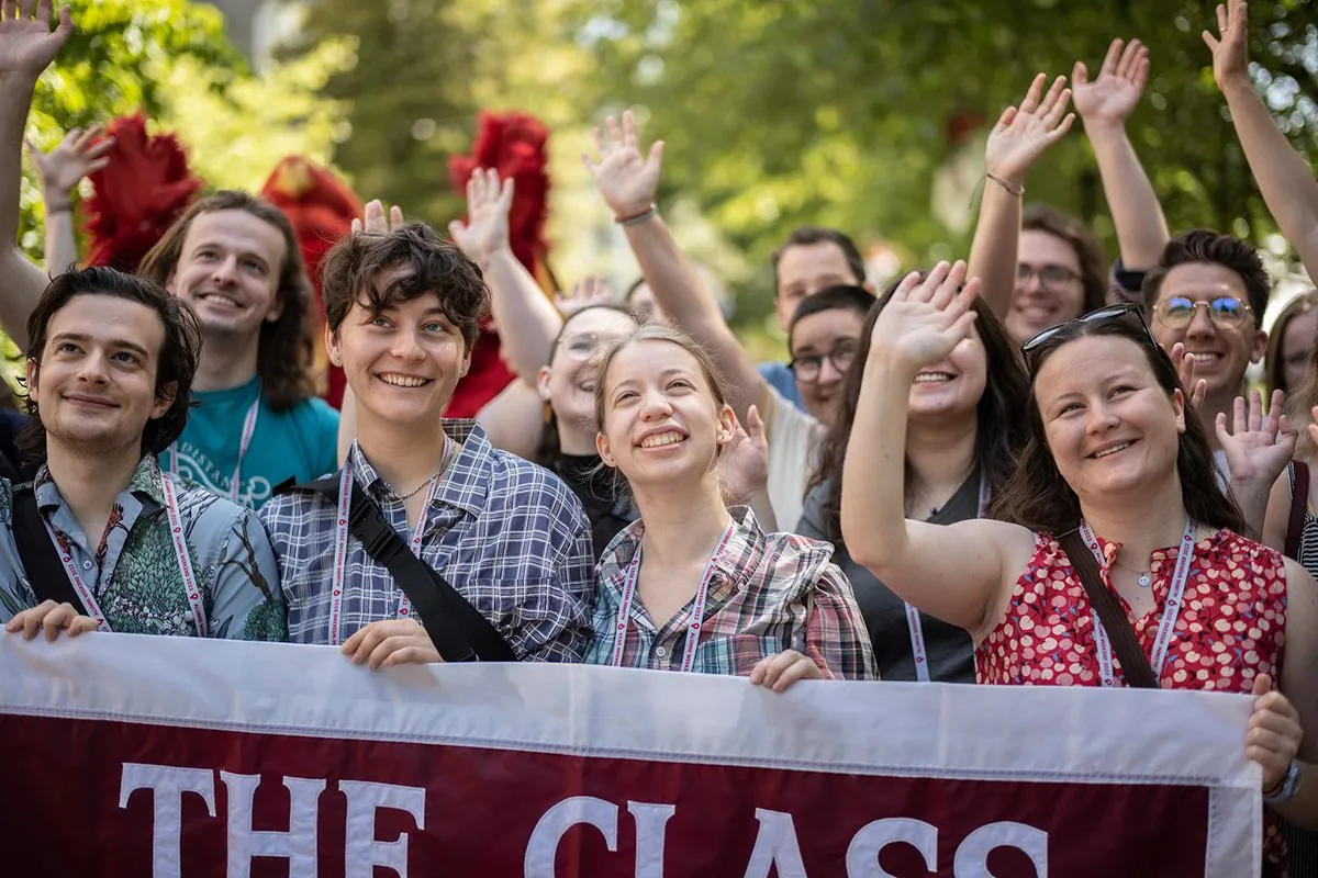 Alumni waving 