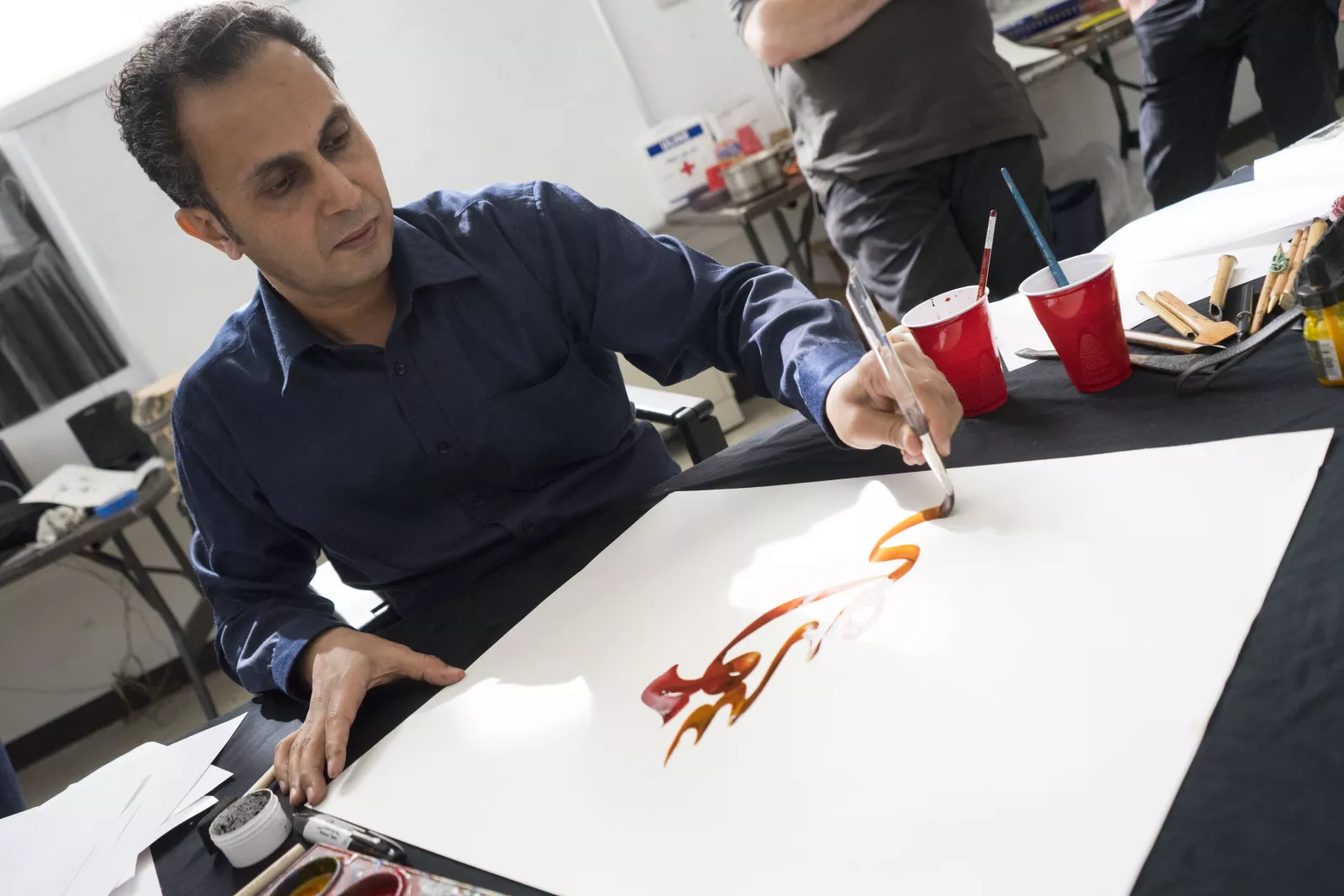 Khaled al-Saai providing a calligraphy demo